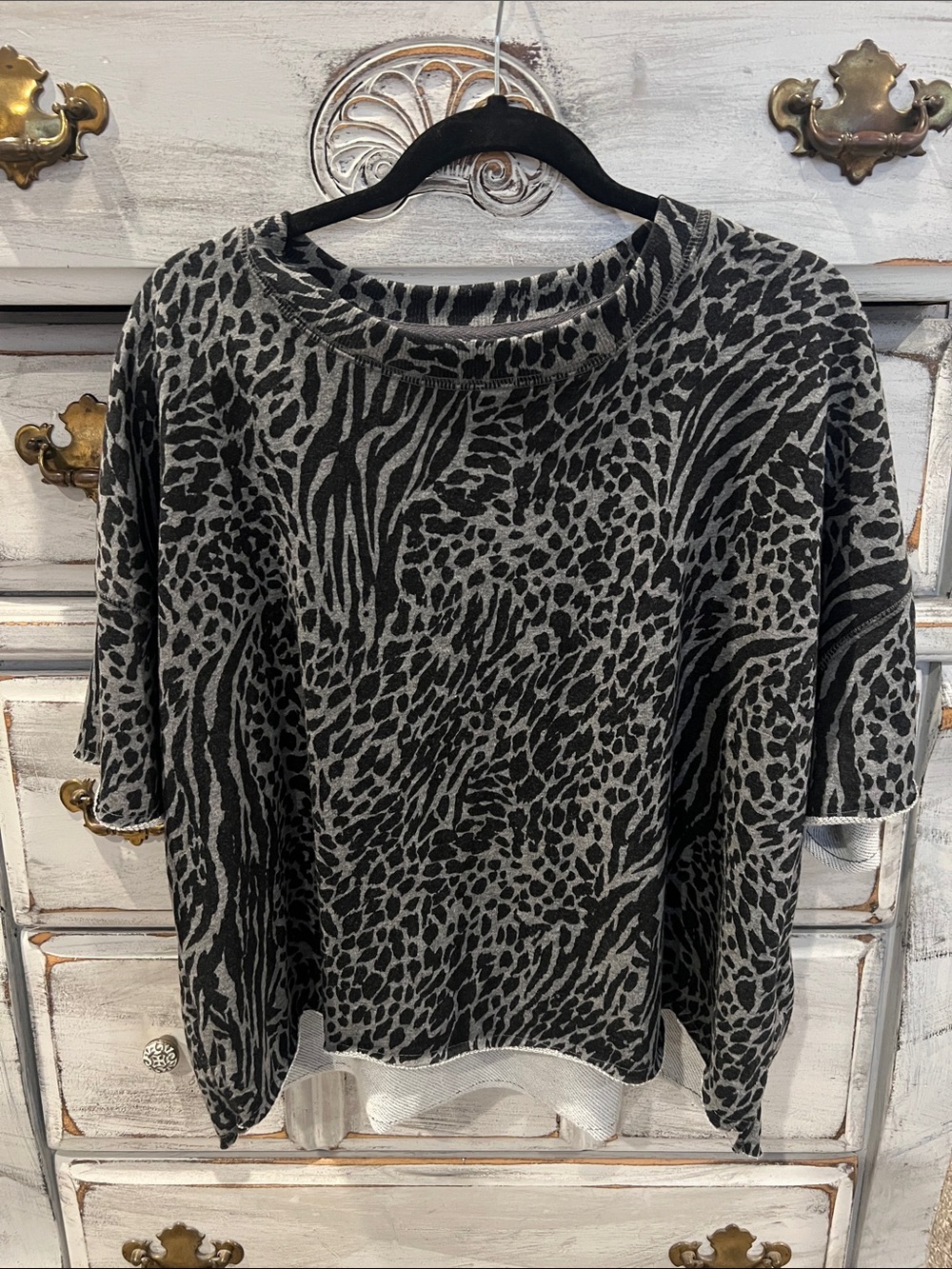 Women’s Black & Gray Animal Print Pullover Sweatshirt